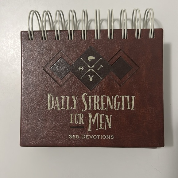 BNWT Daily Strength for Men Perpetual Daily Calendar: 365 Devotions - Picture 1 of 3